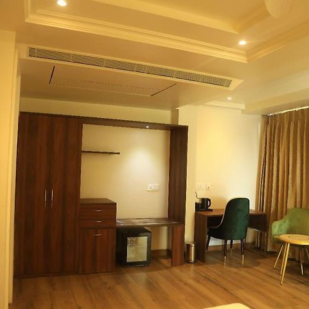 Sapphire Sky Hotel Dehradun Buitenkant foto