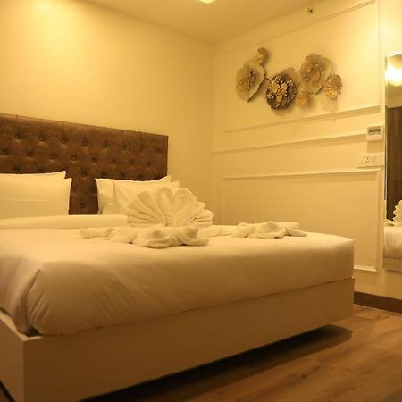 Sapphire Sky Hotel Dehradun Buitenkant foto