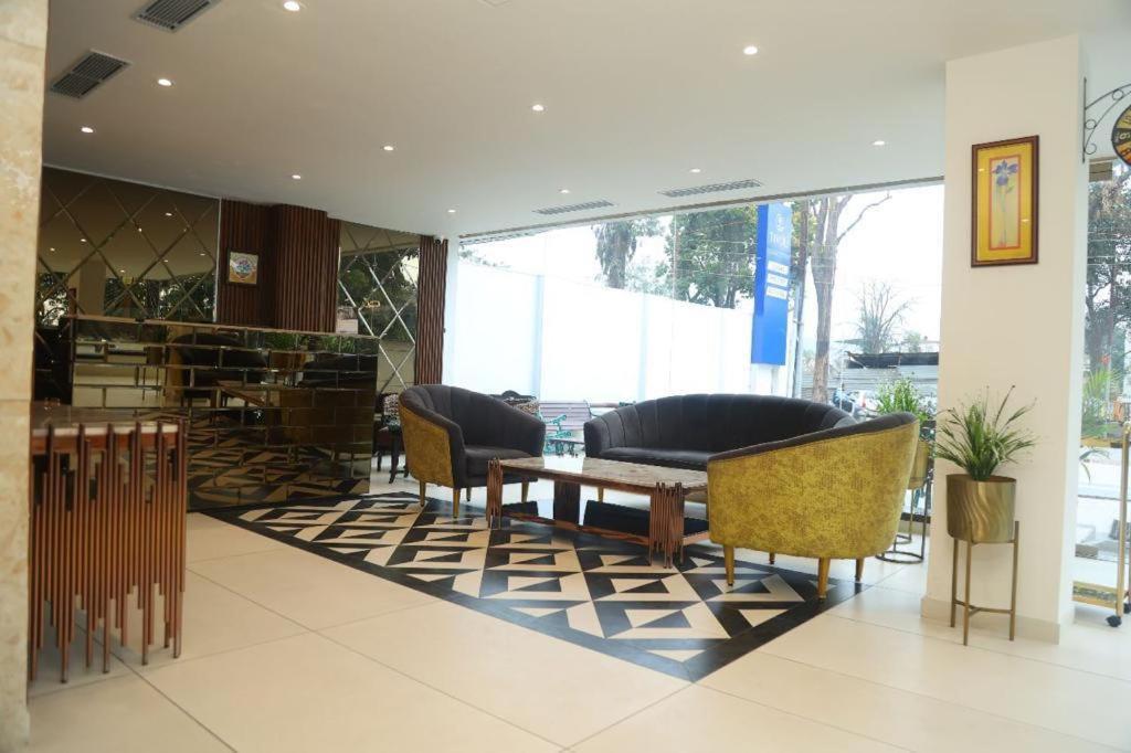 Sapphire Sky Hotel Dehradun Buitenkant foto