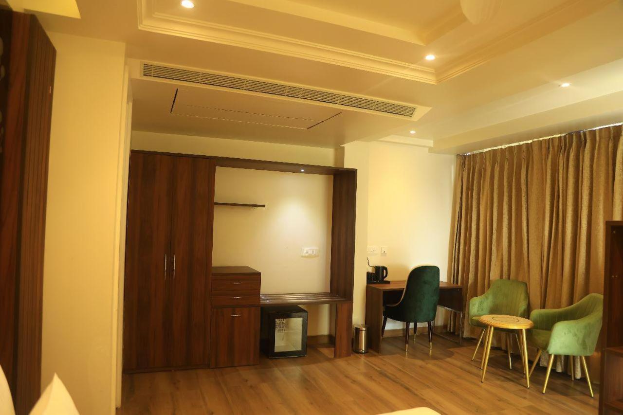Sapphire Sky Hotel Dehradun Buitenkant foto